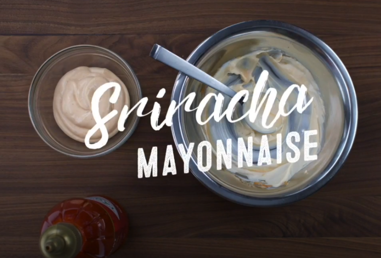 Sriracha-Mayo selbst anrühren mit Tabasco Sriracha Sauce und Mayonnaise